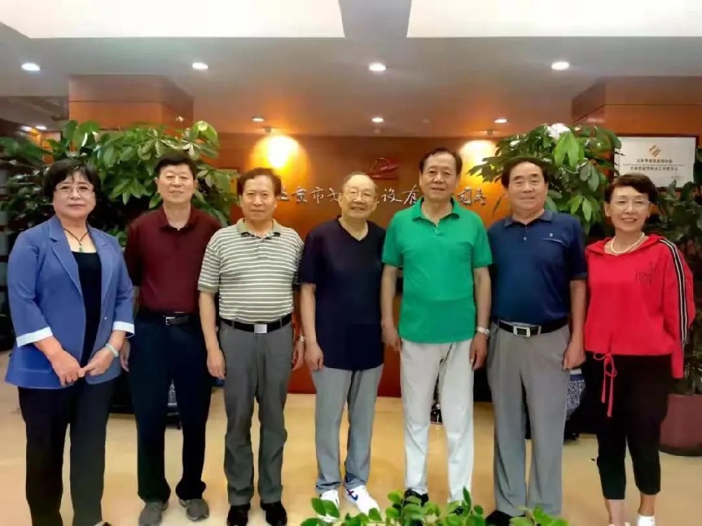 著名書法家王祥之和祥隸書法研究會走進大龍建設集團開展文化交流