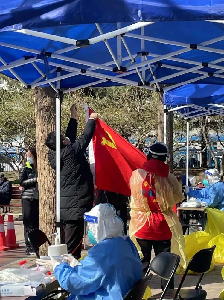 致敬社區(qū)工作者“您們辛苦了！” ——大龍集團黨委為核酸檢測工作人員送溫暖